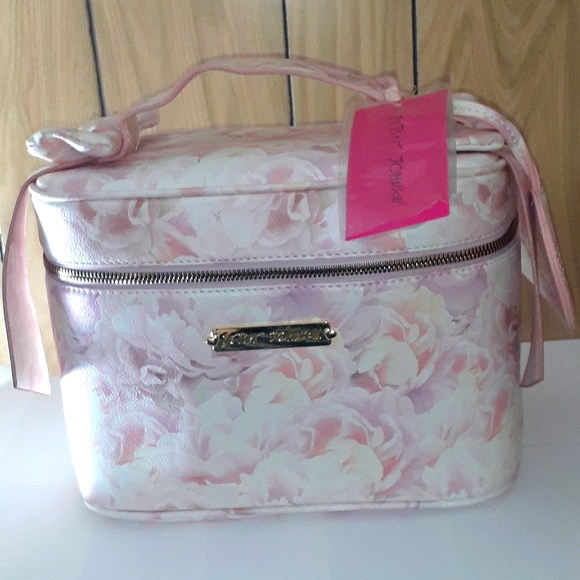 Betsey Johnson Handbags - NWT Betsey Johnson Travel Bag Case